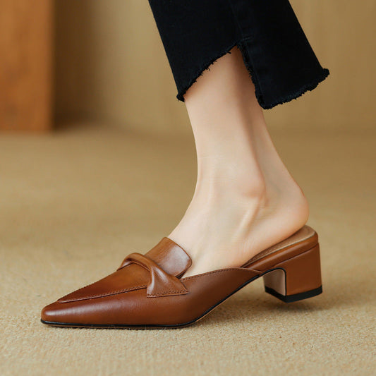 Marloe Spitz zulaufende Leder-Mules